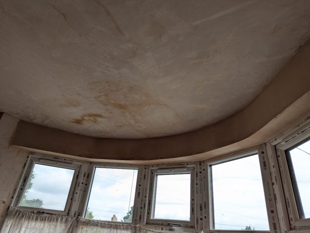 Room corner before bay window cornice installation